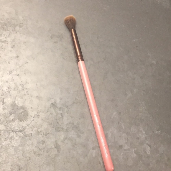 Luxie 205 tapered blending brush - Picture 3 of 4